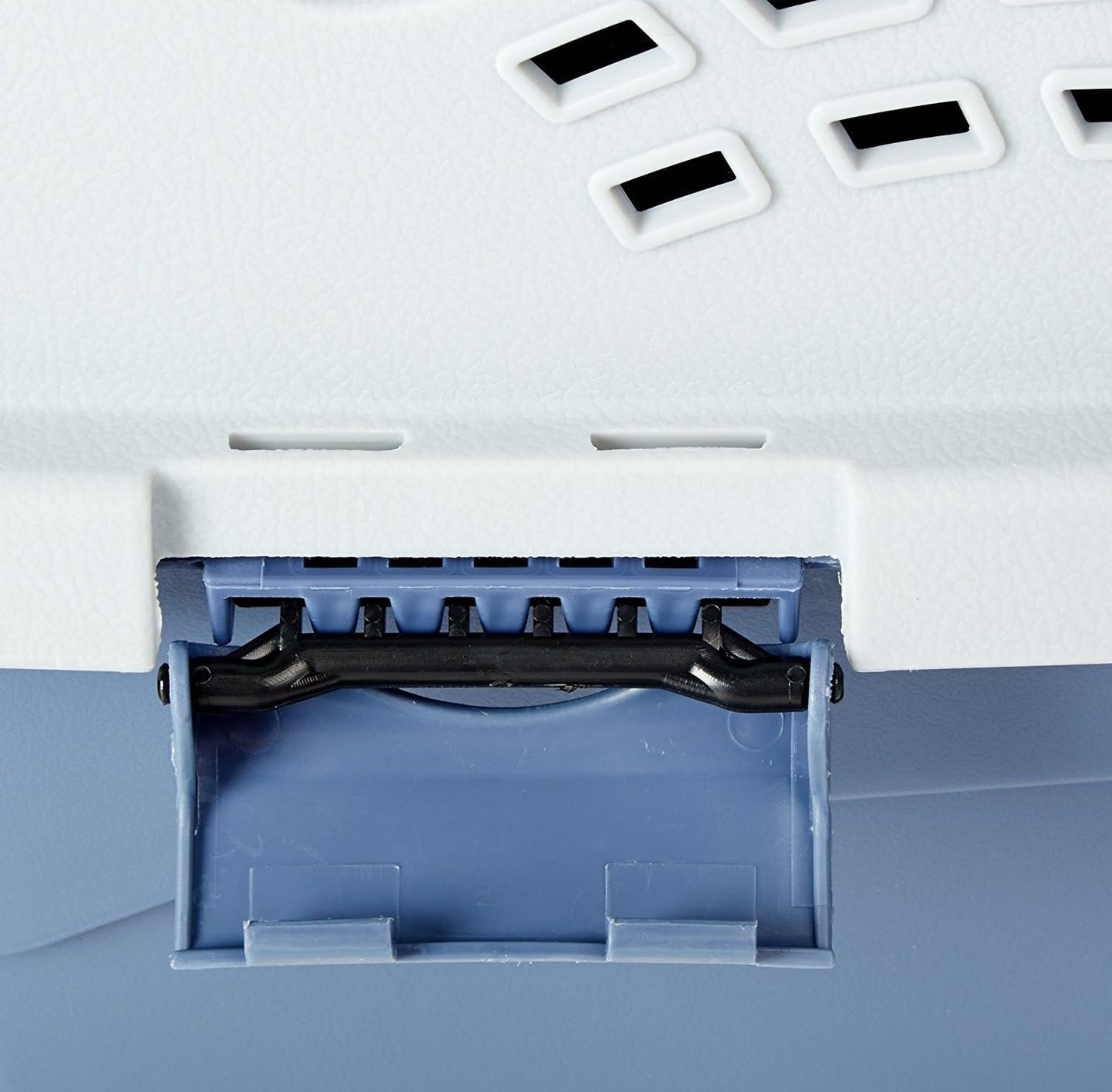 Amazon Basics Sturdy Portable 2. Chosen for real quality, fits naturally into modern pet homes.