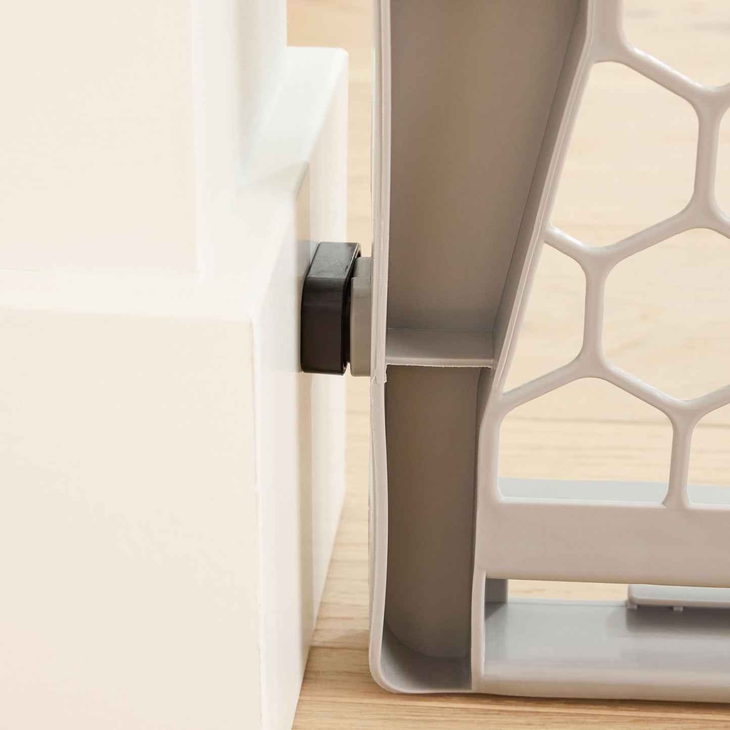 Regalo Safety 28". Chosen for real quality, fits naturally into modern pet homes.